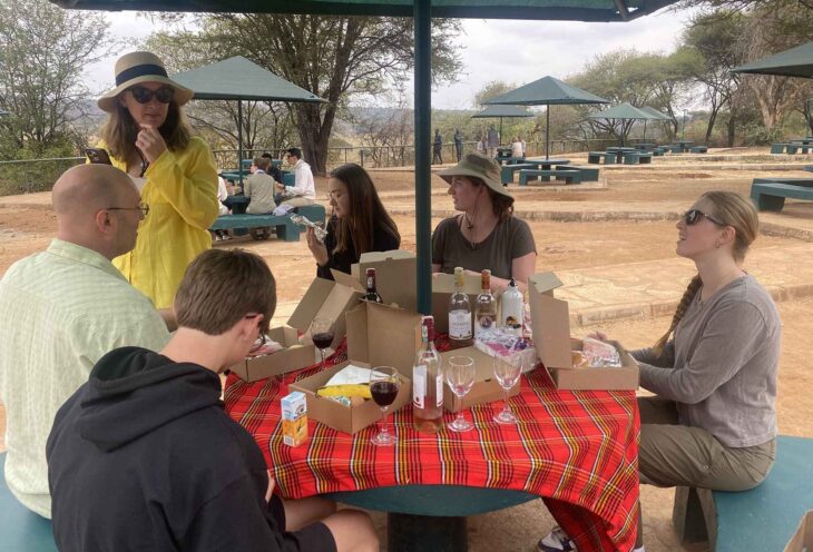 safari-camping-lunch_